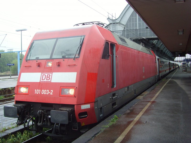 101 003-2 mit einem IC an einem verregneten Tag in Karlsruhe Hbf. 