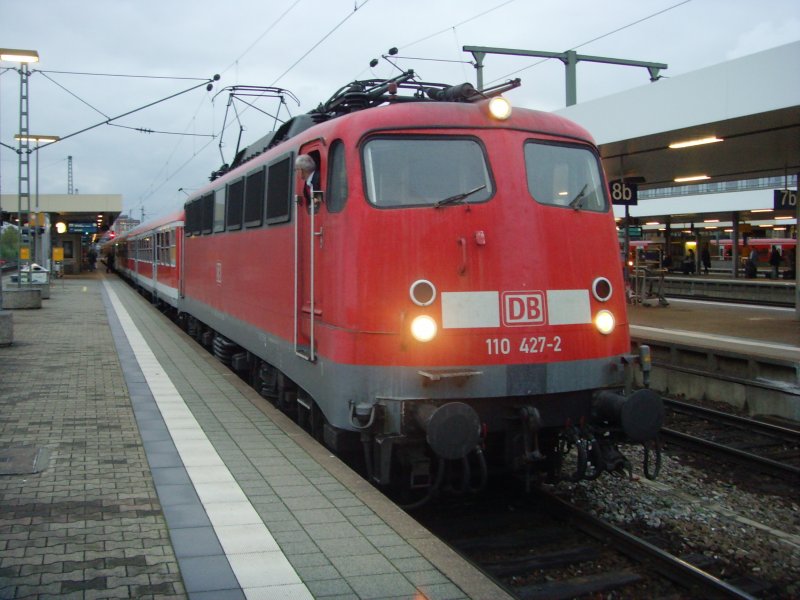 110 427-2 stand am 30.10.08 mit einer RB im Mannheimer Hauptbahnhof.