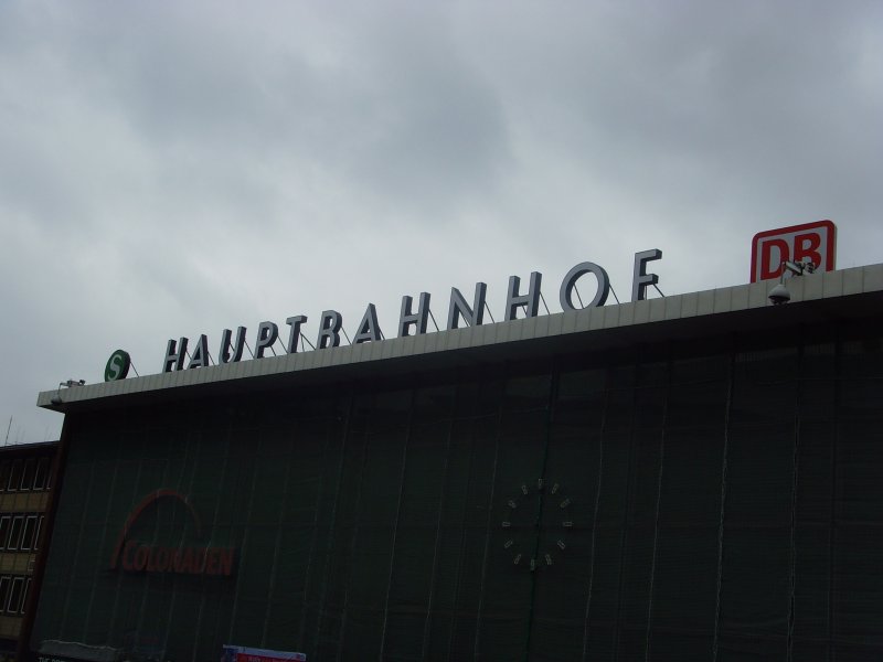 S-Bahn und DB Logo zieren das Dach des Klner Hauptbahnhofes. 